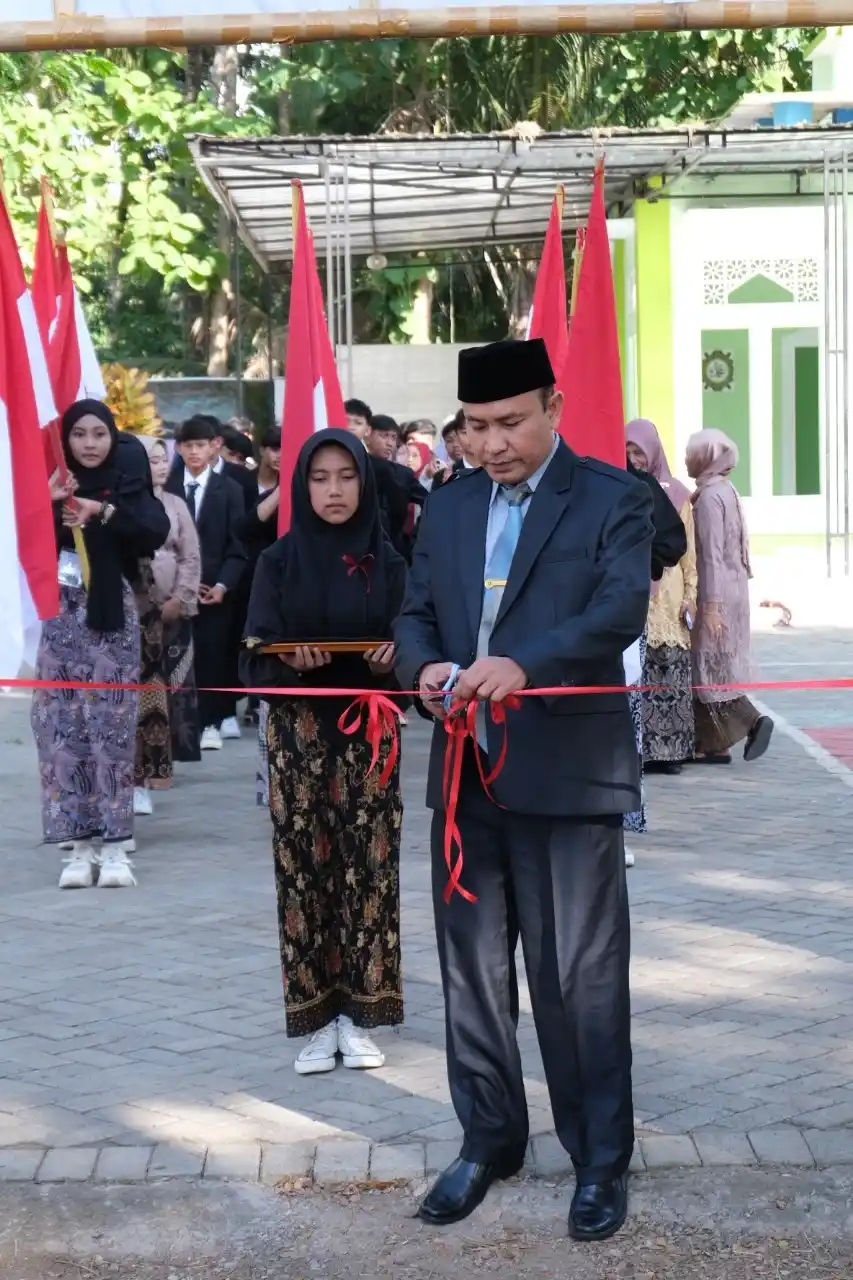 foto kepala sekolah membuka acara