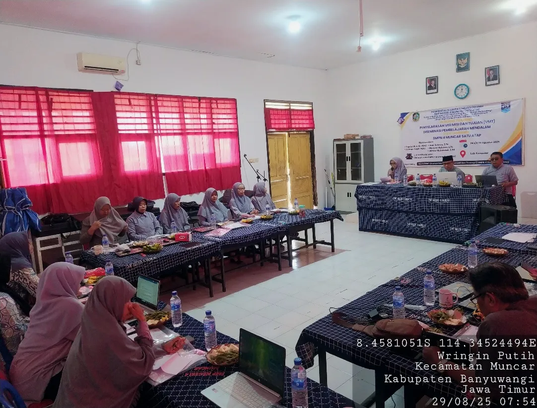 foto suasana para guru mengikuti program in house training