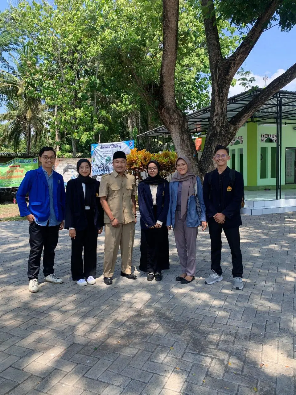 foto beberapa mahasiswa kampus mengajar bersama kepala sekolah smpn 4 muncar satu atap