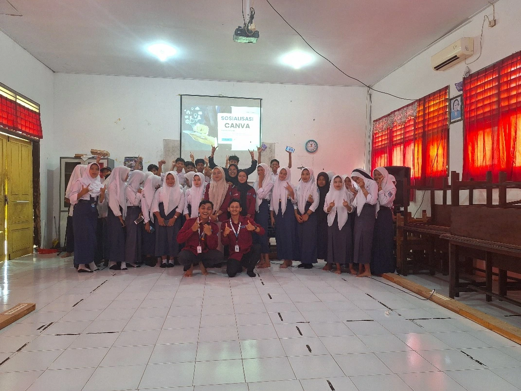 foto para siswa siswi mengikuti sosialisasi canva oleh mahasiswa mengajar