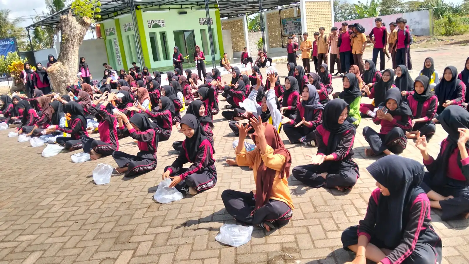 foto suasana lomba kemerdekaan yang di ikuti siswa siswi