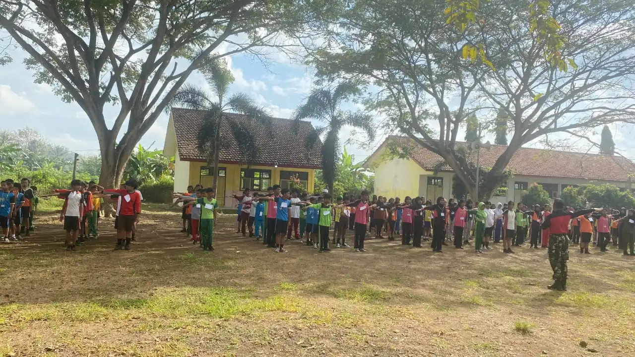 foto siswa siswi mengikuti kegiatan peraturan baris berbaris