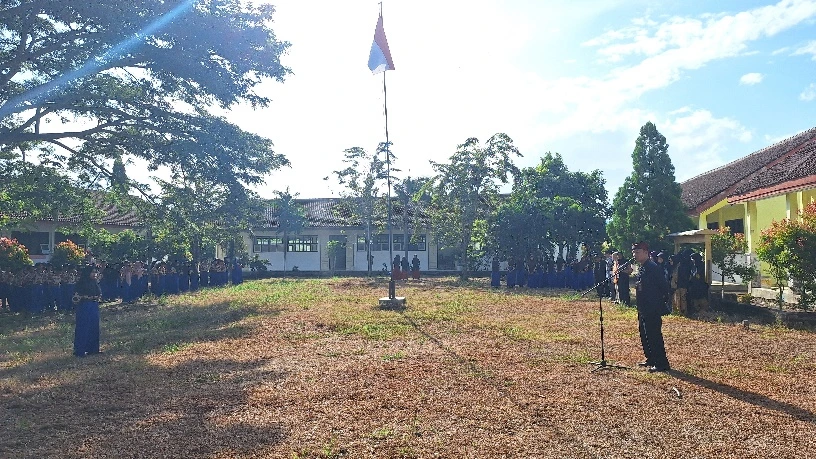 para siswa siswi melakukan upacara untuk memperingati hardiknas