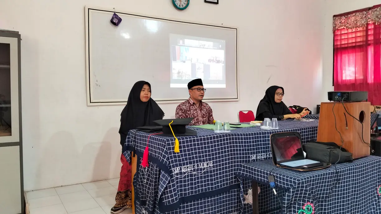 foto kepala sekolah dan fasilitator dalam wisuda angkatan kedua